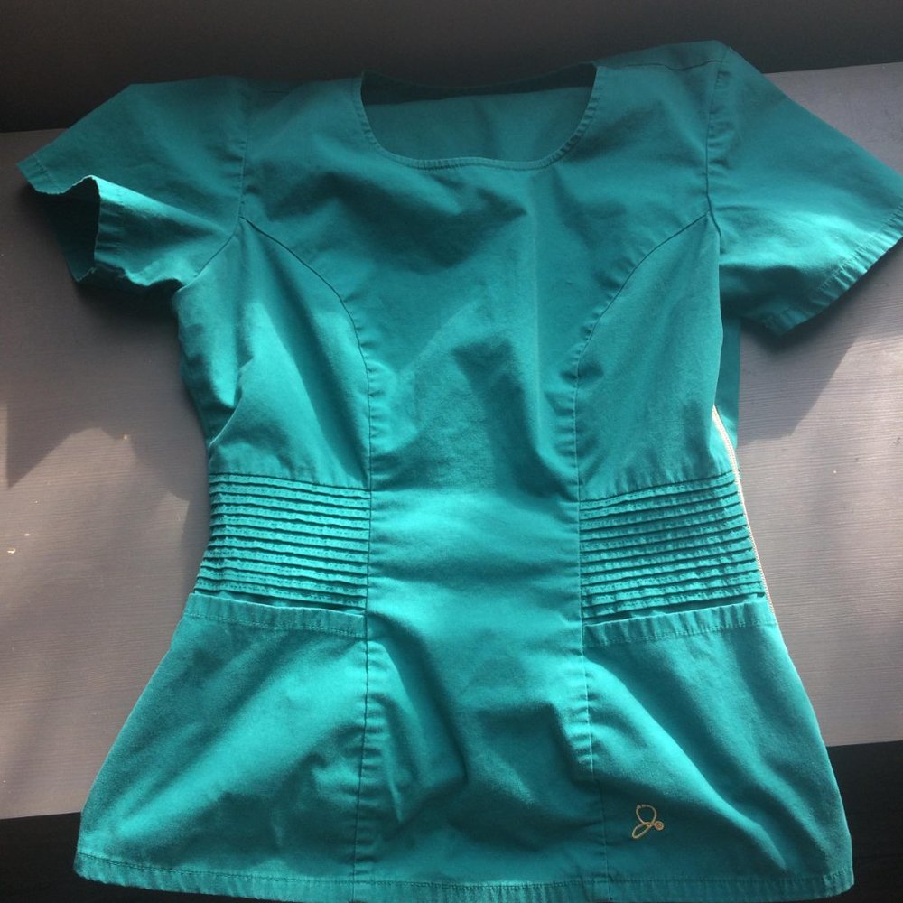 Jaanuu xs green pintuck scrub top